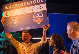 Kornelis viert 90 jaar én geeft terug: cheque voor Groot Verzet tegen Kanker