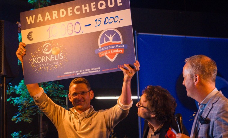 Kornelis viert 90 jaar én geeft terug: cheque voor Groot Verzet tegen Kanker