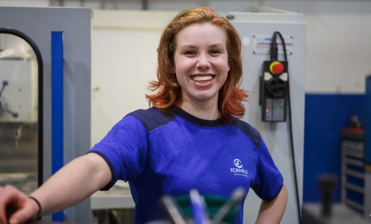 Aimee freest met plezier onderdelen voor de nabewerkingsmachines